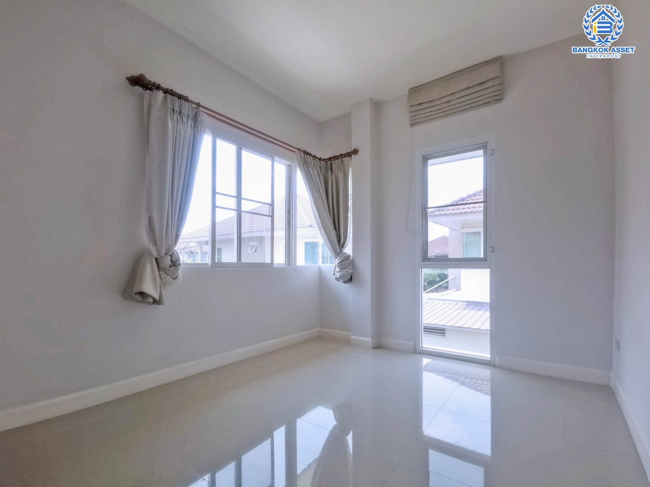 บ้านเดี่ยวมือสองย่านนนทบุรี ม.ชวนชมพาร์ค2 บางกรวย-ไทรน้อย หลังมุม เนื้อที่มากถึง 79.3 ตร.ว. ฟังก์ชัน 4 ห้องนอน 3 ห้องน้ำ 2 ที่จอดรถ บนทำเลเยี่ยม ใกล้เซ็นทรัลเวสต์เกต และรถไฟฟ้าสายสีม่วง "สถานีคลองบางไผ่"